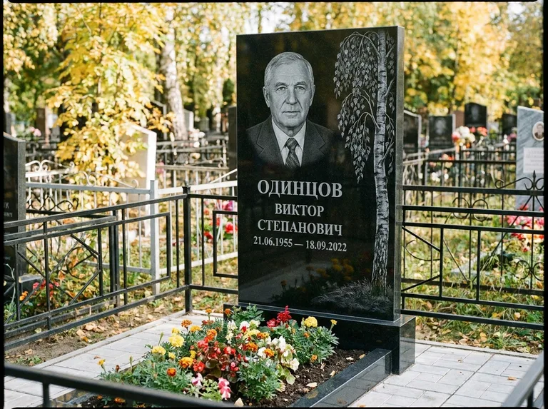 Памятник с гравировкой берёзы — гравировка плакучей берёзы с тонкими ветвями, работа «Одинцов» в Кемерово