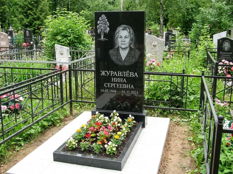 Памятник с гравировкой берёзы — гравировка одинокой берёзы над именем, работа «Журавлёва» в Кемерово