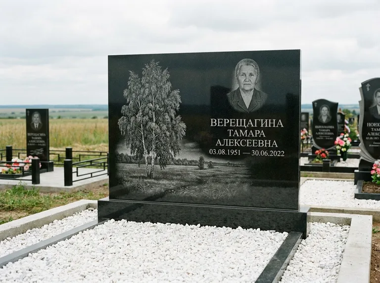 Памятник с гравировкой берёзы: широкая горизонтальная стела — берёза у поля, простор до горизонта, белая мраморная крошка с бордюром, работа «Верещагина» в Кемерово