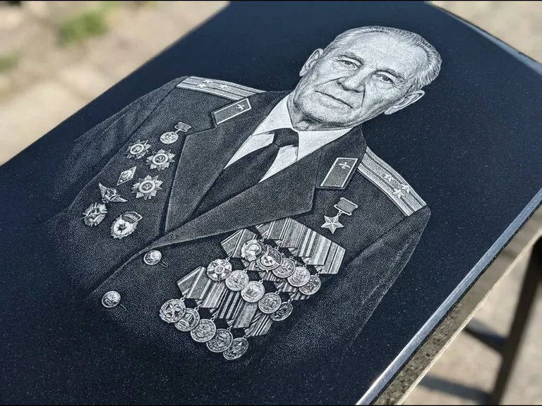 Гравировка фото на памятнике — военный / ветеран в Кемерово