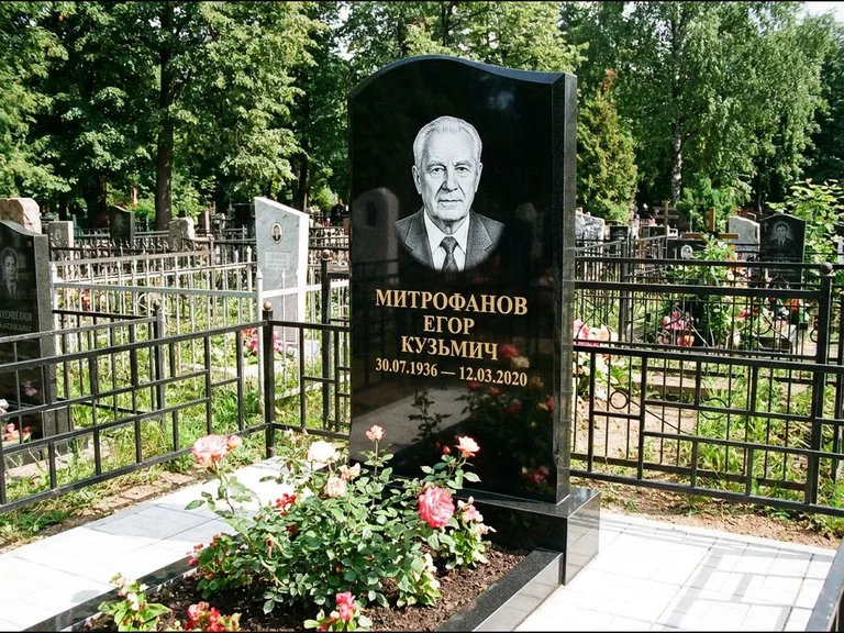 Гравировка портрета на чёрном граните — выполненная работа 29 в Кемерово