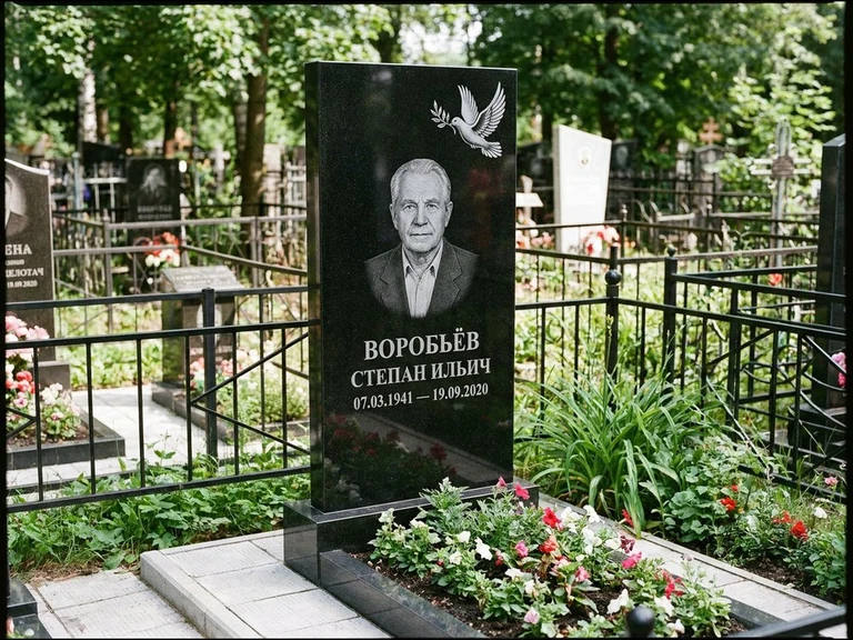 Гравировка голубей на памятник в Кемерово — памятник из чёрного гранита с гравировкой