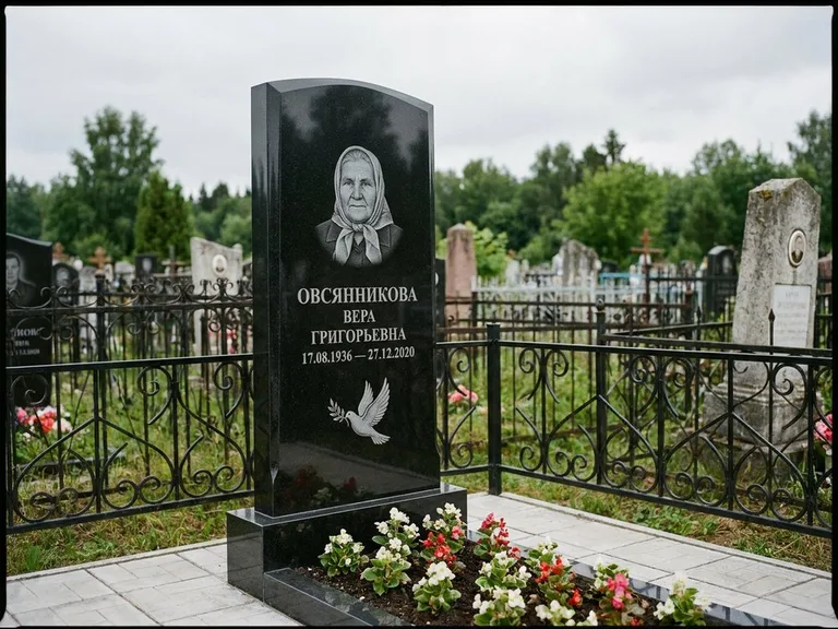 Памятник с гравировкой голубей — гравировка голубя с оливковой ветвью рядом с эпитафией, работа «Овсянникова» в Кемерово