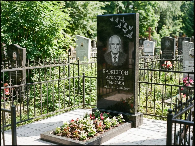 Памятник с гравировкой голубей — гравировка стаи голубей, взлетающей от угла стелы, работа «Баженов» в Кемерово