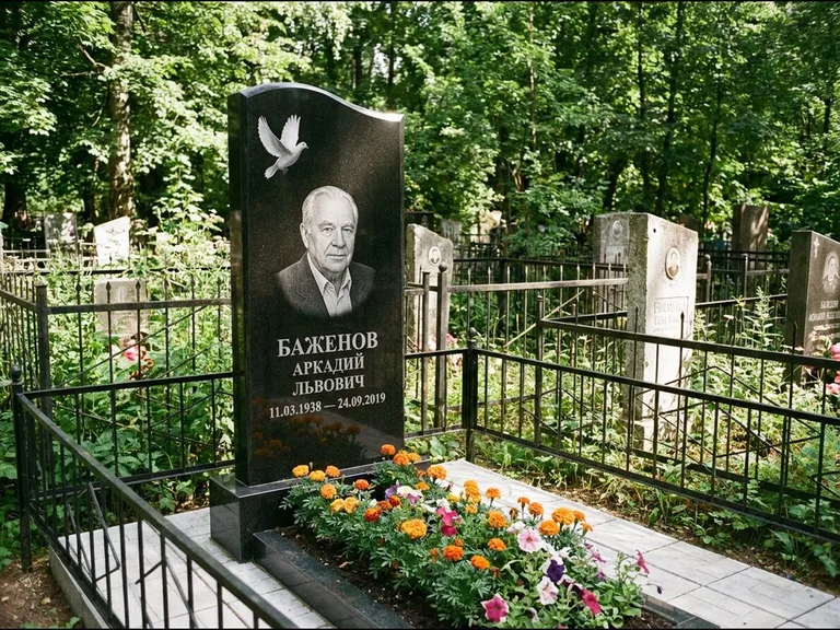 Памятник с гравировкой голубей — белая гравировка взлетающего голубя над портретом, работа «Баженов» в Кемерово