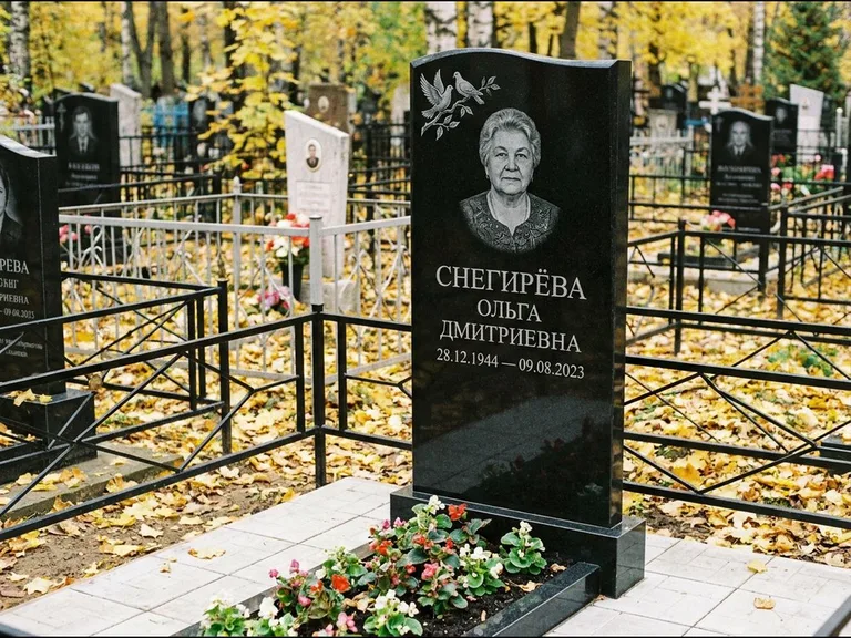 Памятник с гравировкой голубей — гравировка пары голубей на ветке в верхнем углу стелы, работа «Снегирёва» в Кемерово