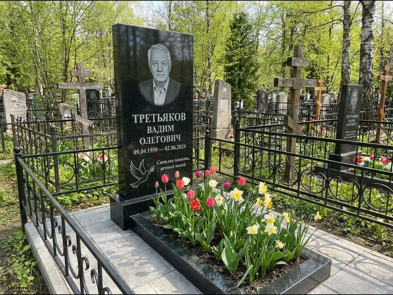 Памятник с гравировкой голубей — гравировка голубя с оливковой ветвью рядом с эпитафией, работа «Третьяков» в Кемерово