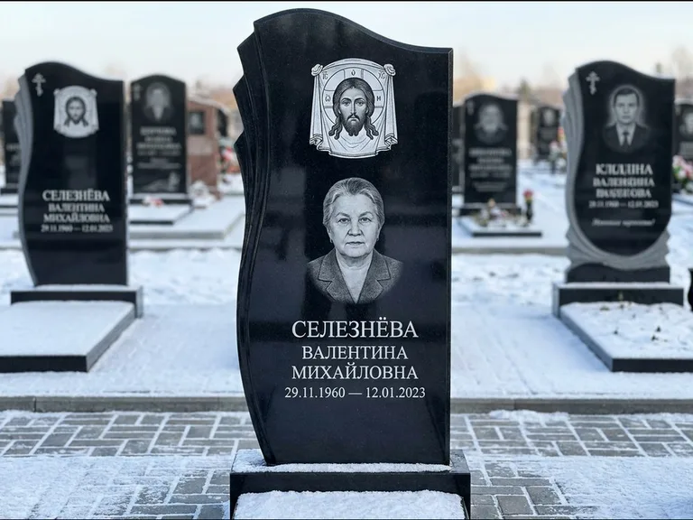 Памятник с гравировкой иконы — Казанская икона Божией Матери на стеле, работа «Одинцов» в Кемерово