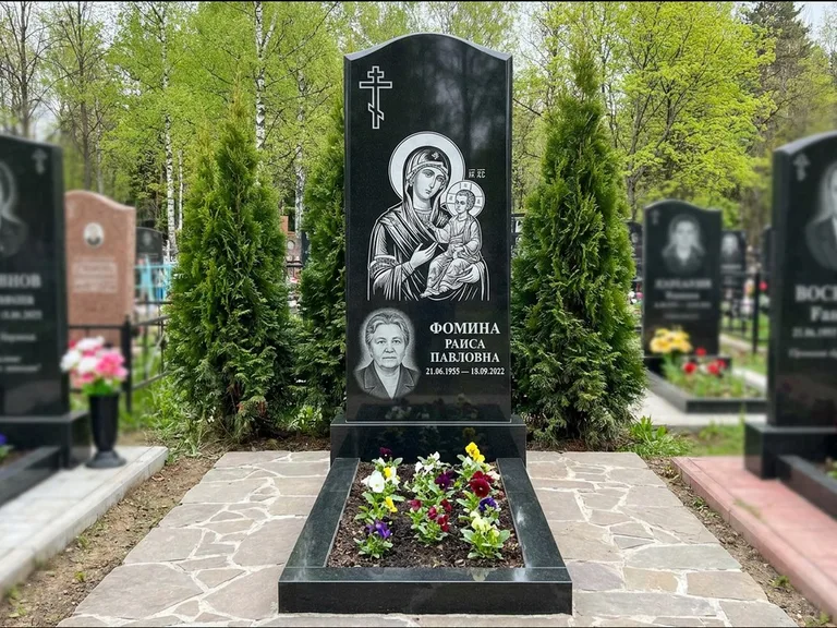 Памятник с гравировкой иконы — икона в резном киоте, работа «Гущин» в Кемерово