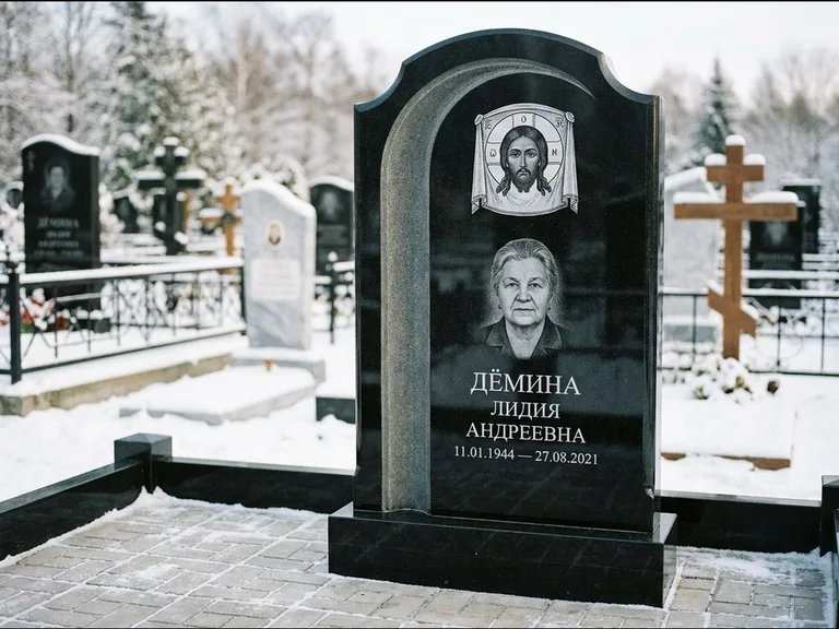 Памятник с гравировкой иконы: гранёный восьмиугольный обелиск с крестом — гравировка Николая Чудотворца, семейный участок с гранитной скамьёй, работа «Зотов» в Кемерово