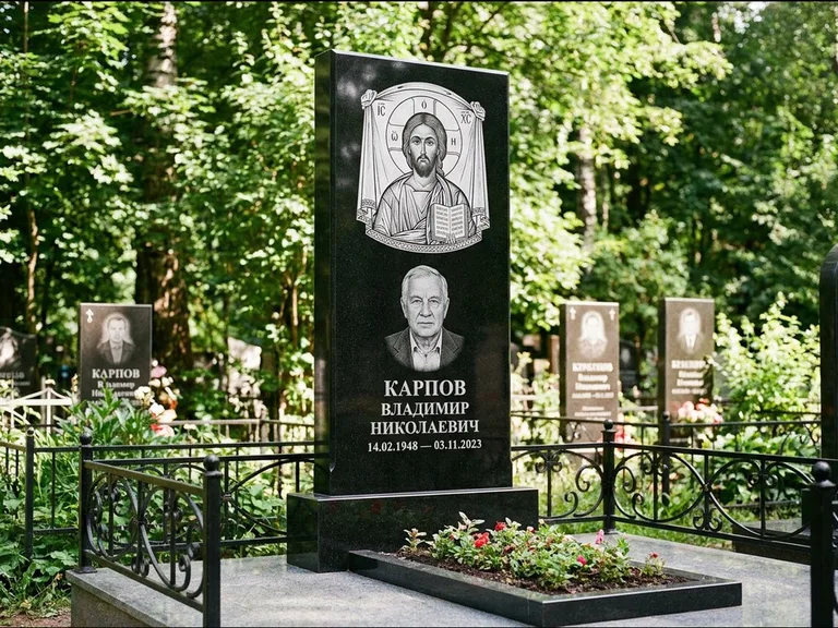 Памятник с гравировкой иконы: широкая двойная семейная стела — золочёный нимб на образе, цветник с красными розами, работа «Воронцова» в Кемерово