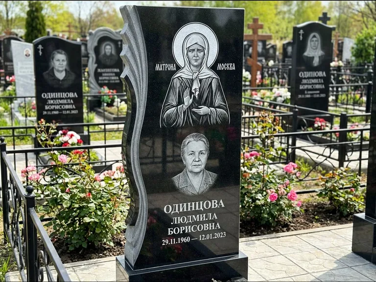 Памятник с гравировкой иконы: ступенчатая двухуровневая стела — Архангел Михаил на стеле, каменная дорожка из плитняка, работа «Одинцов» в Кемерово
