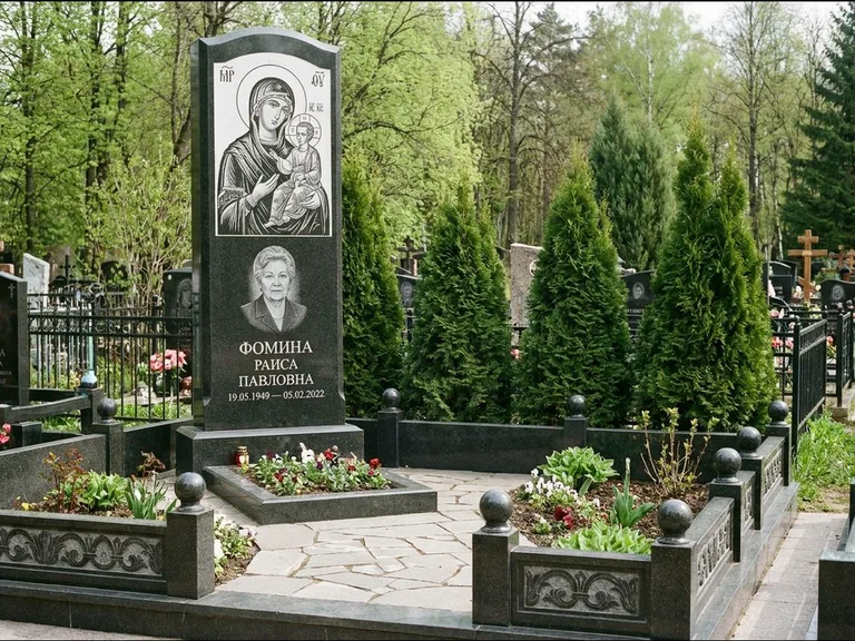 Памятник с гравировкой иконы: высокий гранёный обелиск с крестом-навершием — гравировка образа Матроны Московской, открытый участок без ограды, работа «Третьяков» в Кемерово