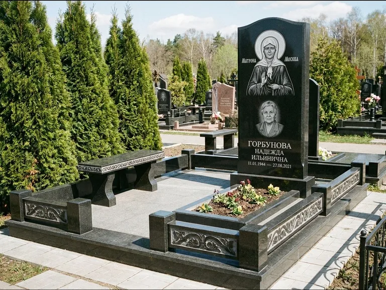 Памятник с гравировкой иконы: стела в форме раскрытой книги с образом — гравировка образа Спасителя, цоколь тёмной плиткой, работа «Зотов» в Кемерово