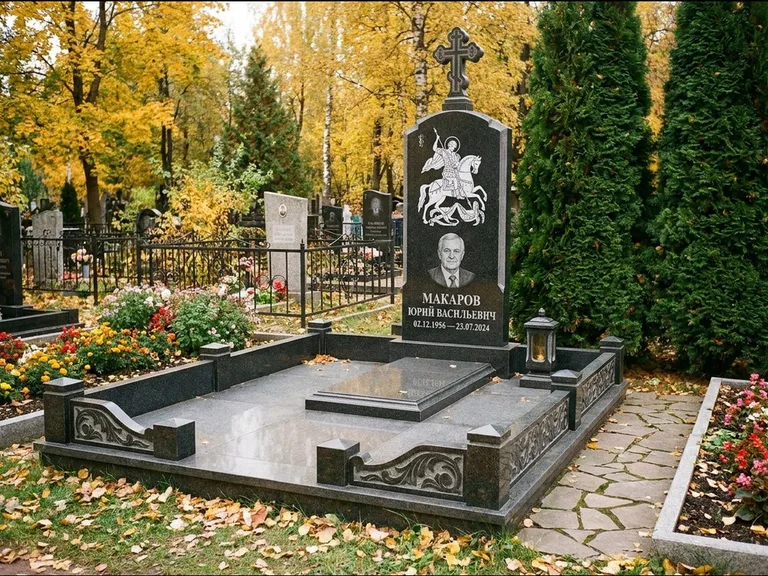 Памятник с гравировкой иконы: ступенчатая трёхуровневая стела — золочёный нимб на образе, дорожка из природного плитняка, работа «Лебедева» в Кемерово