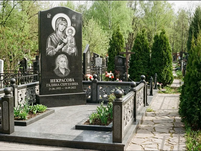 Памятник с гравировкой иконы: полукруглая стела с купольным навершием — Архангел Михаил на стеле, заснеженный зимний участок, работа «Гущин» в Кемерово