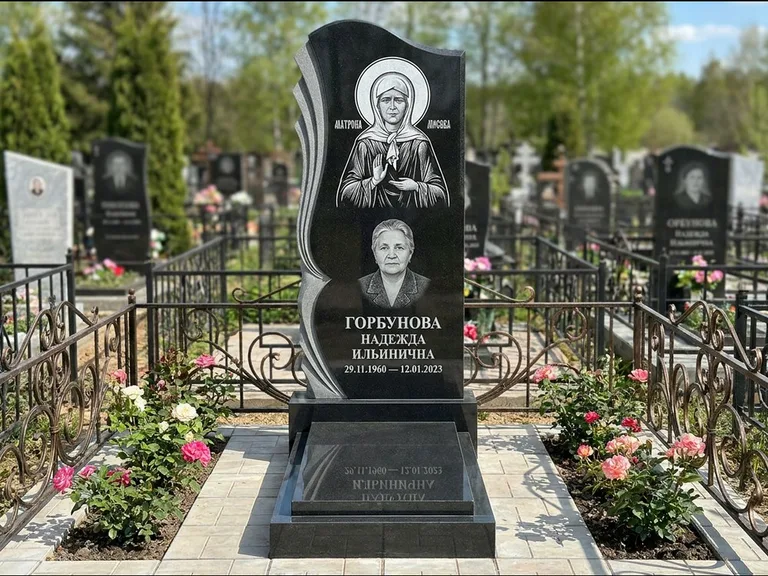 Памятник с гравировкой иконы — икона в резном киоте, работа «Одинцов» в Кемерово