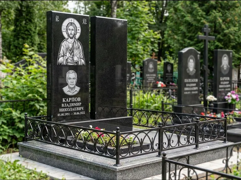 Памятник с гравировкой иконы — Казанская икона Божией Матери на стеле, работа «Богданова» в Кемерово