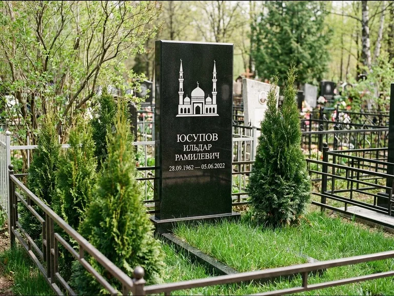 Мусульманский памятник с гравировкой мечети — силуэт мечети с двумя минаретами над именем, работа «Юсупов» в Кемерово