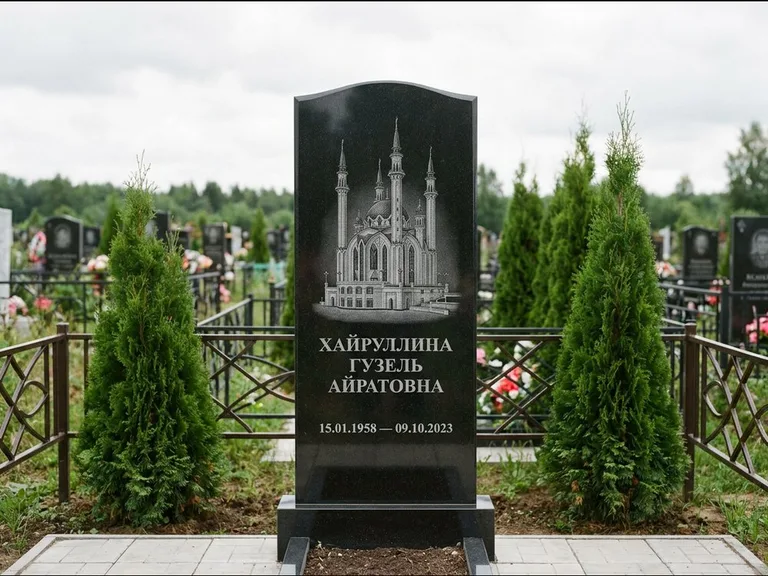 Мусульманский памятник с гравировкой мечети — мечеть Кул-Шариф на обороте стелы, работа «Хайруллина» в Кемерово