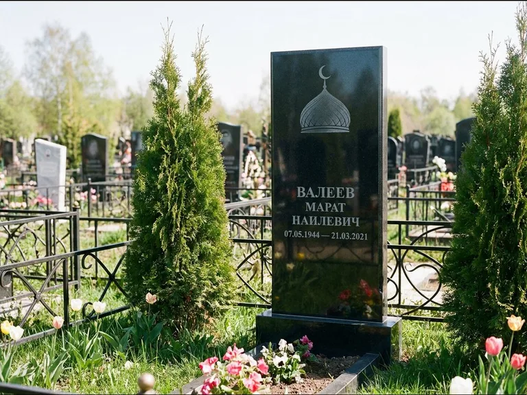 Мусульманский памятник с гравировкой мечети — купол с полумесяцем в верхней части, работа «Валеев» в Кемерово