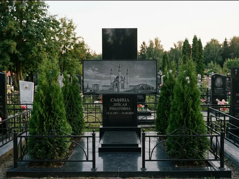 Мусульманский памятник с гравировкой мечети — панорама мечети во всю ширину стелы, работа «Сафина» в Кемерово
