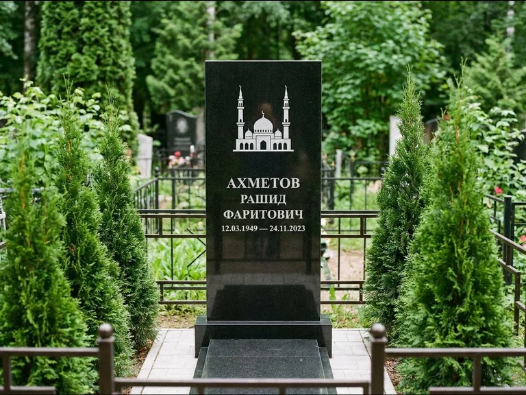 Мусульманский памятник с гравировкой мечети — силуэт мечети с двумя минаретами над именем, работа «Ахметов» в Кемерово