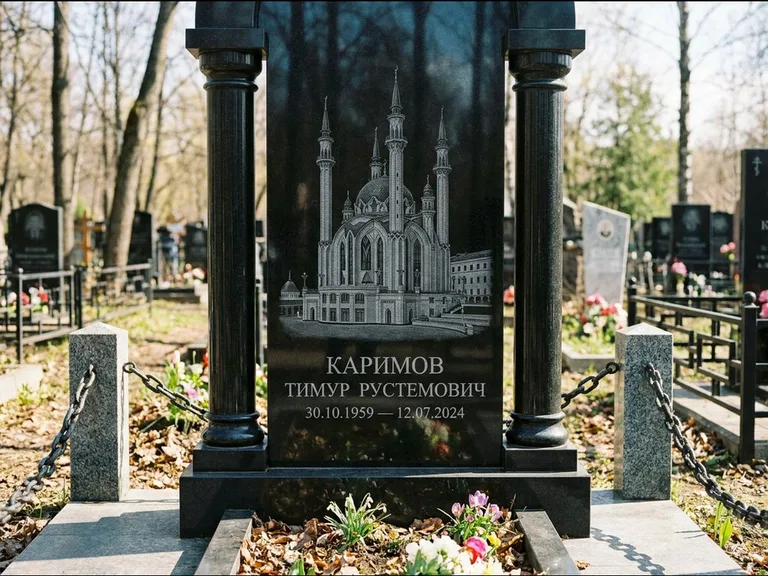 Мусульманский памятник с гравировкой мечети: стела с колоннами-минаретами по бокам — детализированная гравировка мечети Кул-Шариф, гранитные столбики с провисающей цепью, работа «Каримов» в Кемерово