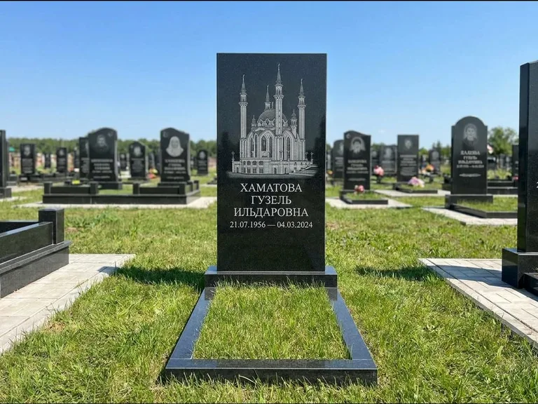 Мусульманский памятник с гравировкой мечети: небольшая скромная одиночная стела — золочёная гравировка мечети, аккуратный участок с газоном, работа «Нигматуллина» в Кемерово
