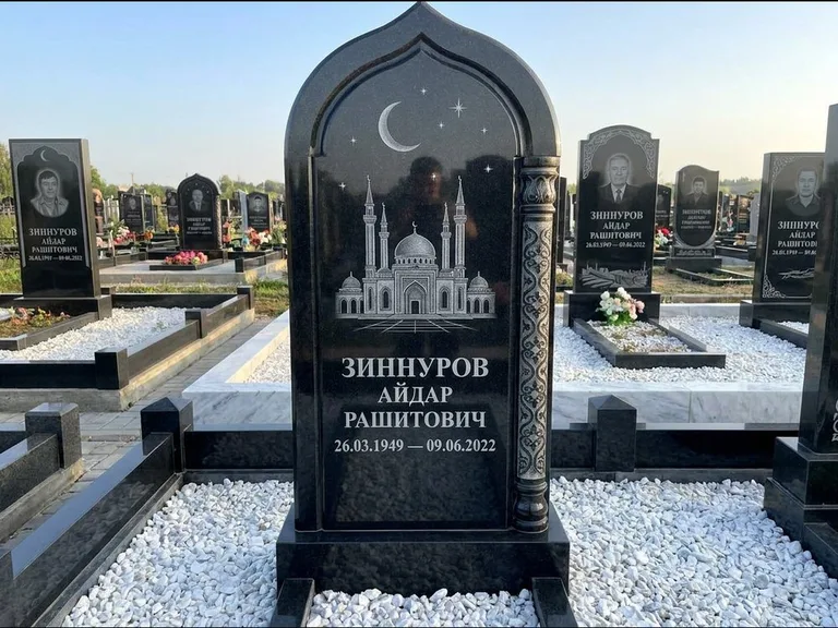Мусульманский памятник с гравировкой мечети: стела с михраб-верхом и резной боковой колонной — детализированная гравировка мечети Кул-Шариф, белая мраморная крошка, работа «Ахметов» в Кемерово