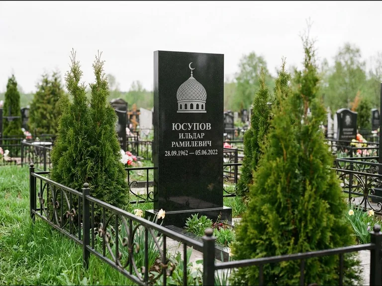 Мусульманский памятник с гравировкой мечети — купол с полумесяцем в верхней части, работа «Юсупов» в Кемерово