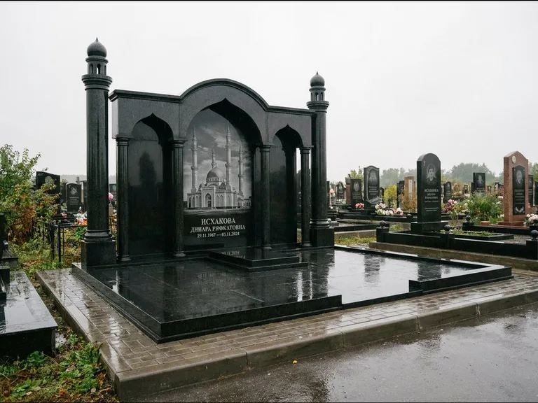 Мусульманский памятник с гравировкой мечети: семейный мемориал с колоннами-минаретами и аркой — золочёная гравировка мечети, большая мощёная площадка, работа «Абдуллаева» в Кемерово