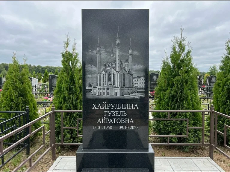Мусульманский памятник с гравировкой мечети — панорама мечети во всю ширину стелы, работа «Хайруллина» в Кемерово