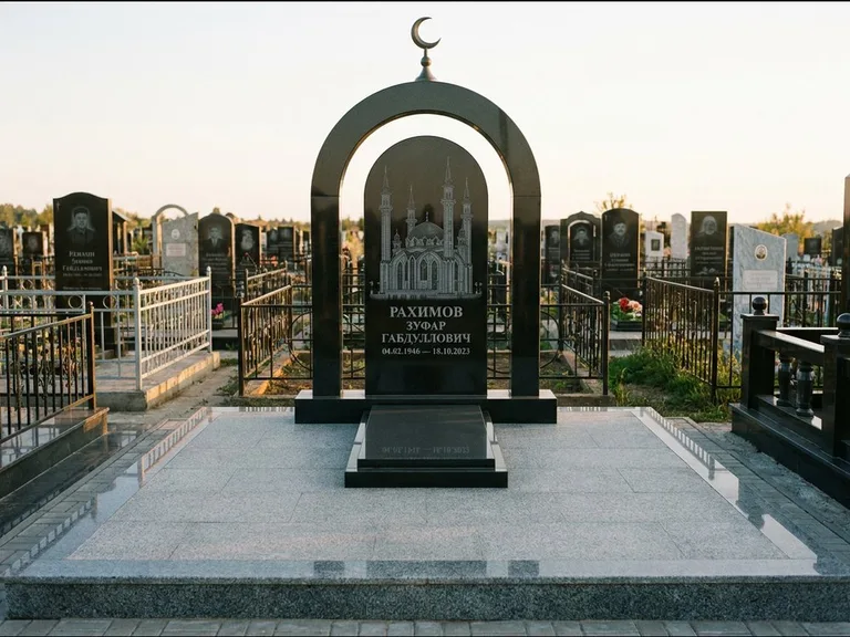 Мусульманский памятник с гравировкой мечети: монументальная стела-арка с полумесяцем на вершине — детализированная гравировка мечети Кул-Шариф, мощёная гранитная площадка с бордюром, работа «Юсупов» в Кемерово