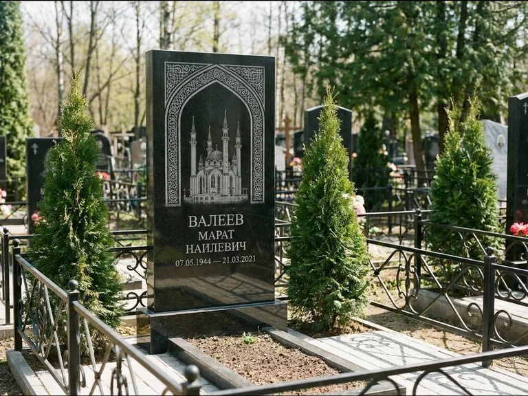 Мусульманский памятник с гравировкой мечети — мечеть в восточной арке с орнаментом, работа «Валеев» в Кемерово