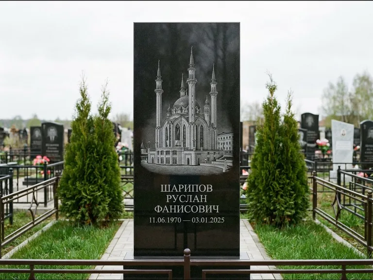Мусульманский памятник с гравировкой мечети — мечеть Кул-Шариф на обороте стелы, работа «Шарипов» в Кемерово