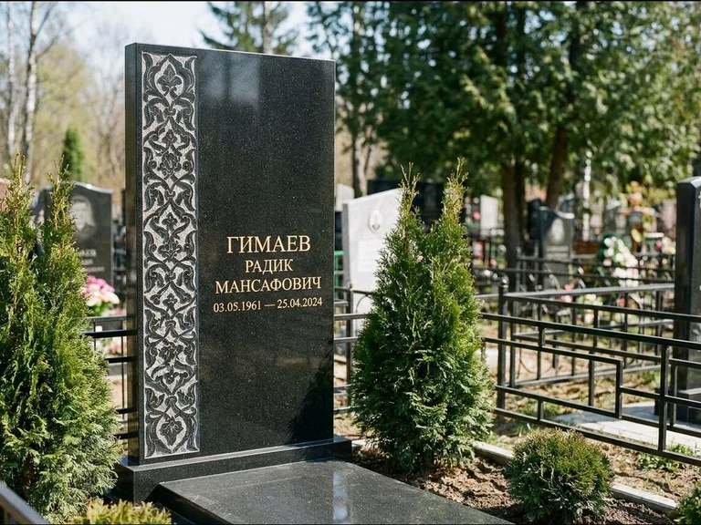 Мусульманский памятник — колонна ислими по краю стелы, работа «Гимаев» в Кемерово
