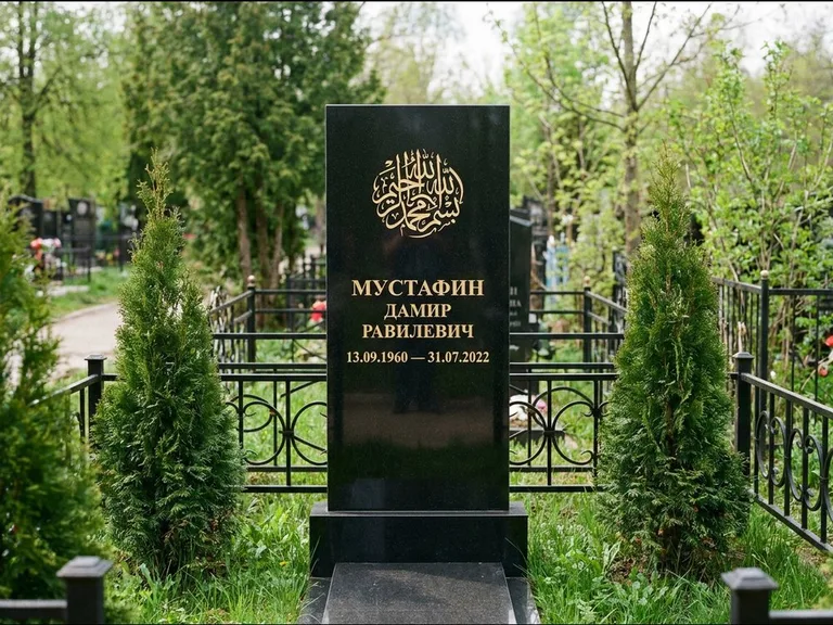 Мусульманский памятник — шахада в верхней части стелы, работа «Мустафин» в Кемерово