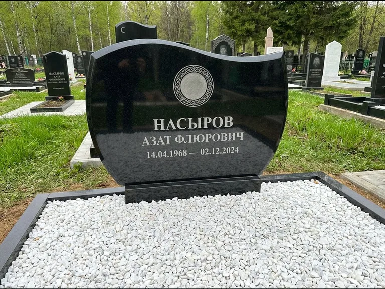 Мусульманский памятник: стела с волнообразным скошенным верхом — гравировка мечети под полумесяцем и звёздами, белая мраморная крошка с бордюром, работа «Насыров» в Кемерово