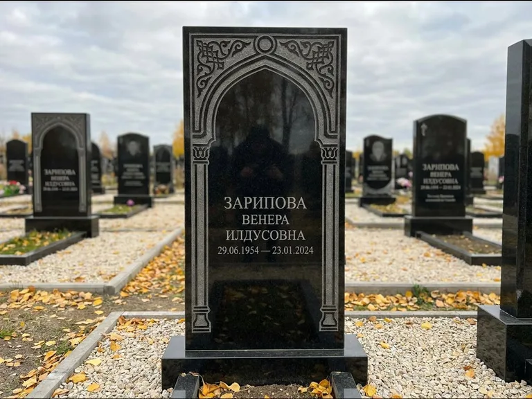 Мусульманский памятник: фигурная стела с михраб-нишей — гравировка мечети в михраб-арке с орнаментом, светлая гравийная отсыпка, работа «Зарипова» в Кемерово