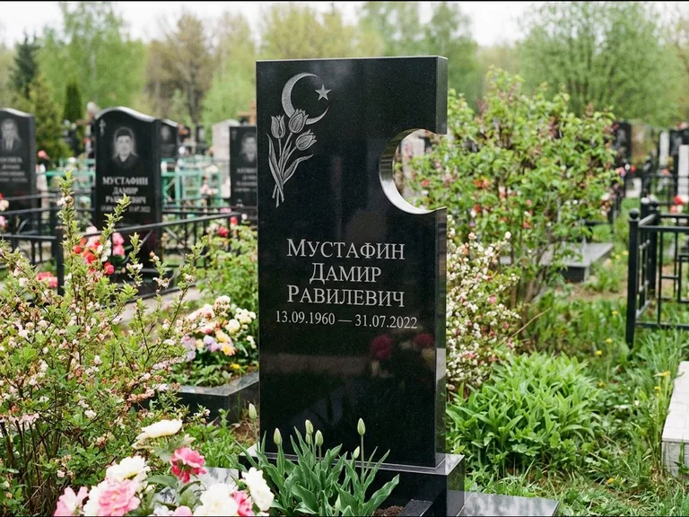 Мусульманский памятник: стела с боковым вырезом в форме полумесяца — гравировка минарета с полумесяцем, низкие кусты в цвету, работа «Мустафин» в Кемерово