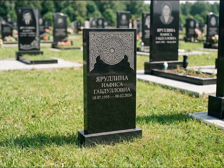 Мусульманский памятник: небольшая скромная невысокая стела — золочёная гравировка мечети, аккуратный участок с газоном, работа «Фахрутдинова» в Кемерово