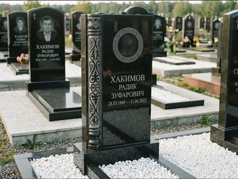 Мусульманский памятник: стела с боковой резной орнаментальной колонной — детализированная гравировка мечети Кул-Шариф, белая мраморная крошка, работа «Хабибуллин» в Кемерово