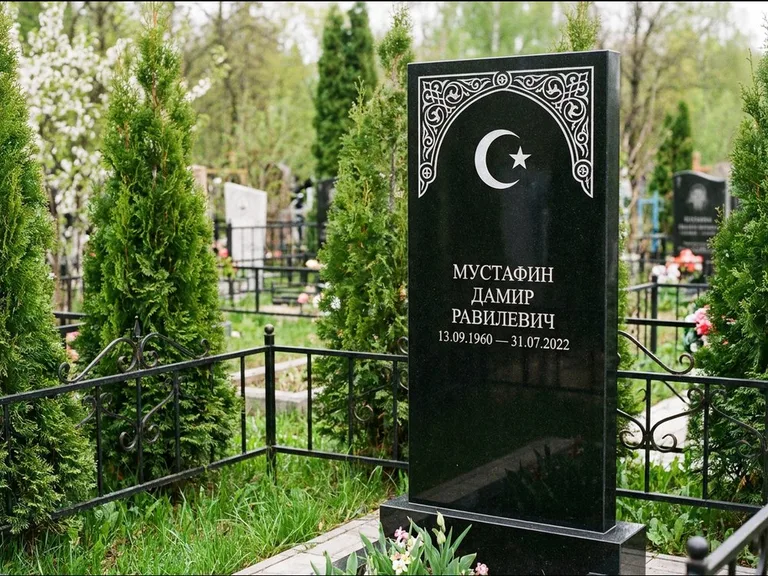 Мусульманский памятник — полумесяц со звездой и орнамент-бордюр, работа «Мустафин» в Кемерово