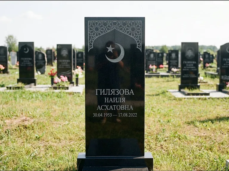 Мусульманский памятник: узкая вертикальная стела-пилон с полумесяцем — гравировка мечети в михраб-арке с орнаментом, открытая лужайка без ограды, работа «Ибрагимова» в Кемерово
