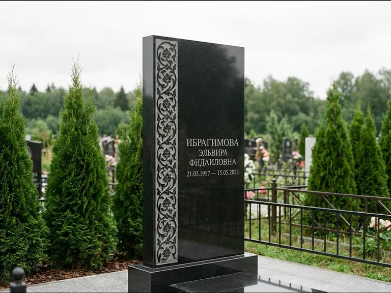 Мусульманский памятник — колонна ислими по краю стелы, работа «Ибрагимова» в Кемерово