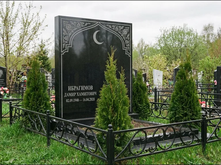 Памятник с гравировкой полумесяца — гравировка полумесяца в восточной арке с орнаментом, работа «Ибрагимов» в Кемерово