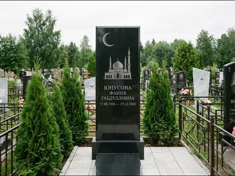 Памятник с гравировкой полумесяца — гравировка полумесяца над силуэтом мечети, работа «Юнусова» в Кемерово