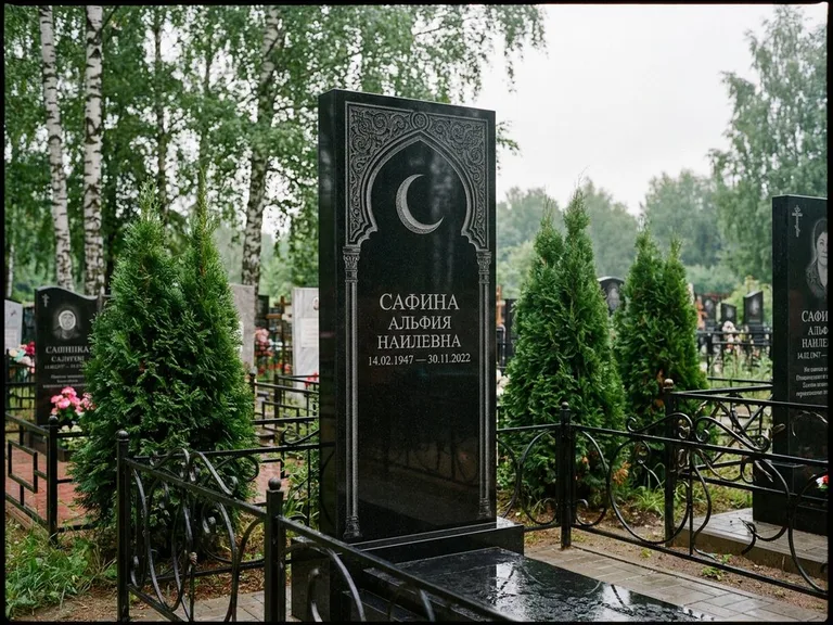 Памятник с гравировкой полумесяца — гравировка полумесяца в восточной арке с орнаментом, работа «Сафина» в Кемерово