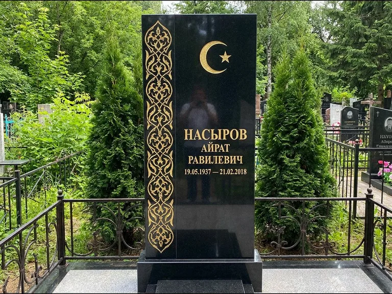 Памятник с гравировкой полумесяца — золочёный полумесяц и колонна растительного орнамента-ислими, работа «Насыров» в Кемерово